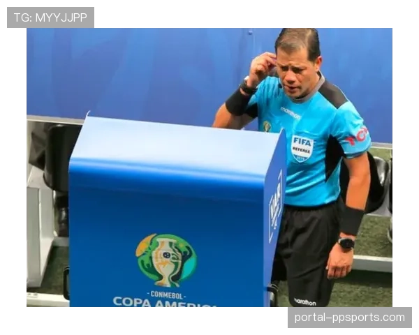 焦点瞬间:边裁通信设备在雨战中突发故障,主裁判依赖耳机与VAR中心直接沟通 焦点瞬间:边裁通信设备在雨战中突发故障,主裁判依赖耳机与VAR中心直接沟通